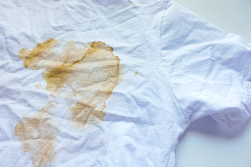 Which Stains on White Clothes Require Dry Cleaning? 2 Which Stains on White Clothes Require Dry Cleaning?